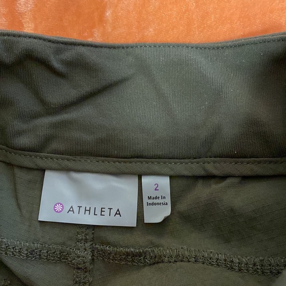 Athleta size 2 khaki green Trekkie cargo shorts - Picture 3 of 4